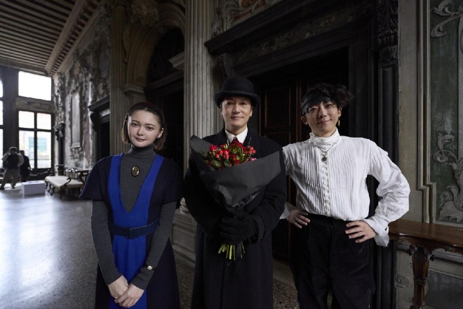 Issei Takahashi and the full cast of "Thus Spoke Kishibe Rohan: At a Confessional" hold red-themed bouquets as they wrap up filming, commemorating five years of live-action adaptations.